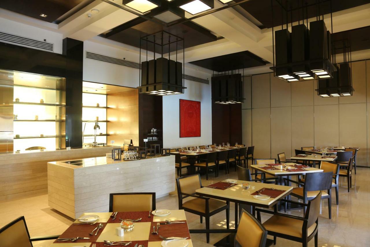 Trident Agra Hotel Agra  Exterior foto The restaurant