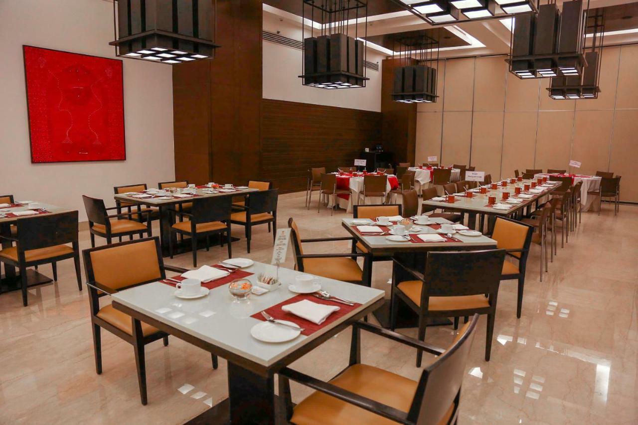 Trident Agra Hotel Agra  Exterior foto The restaurant