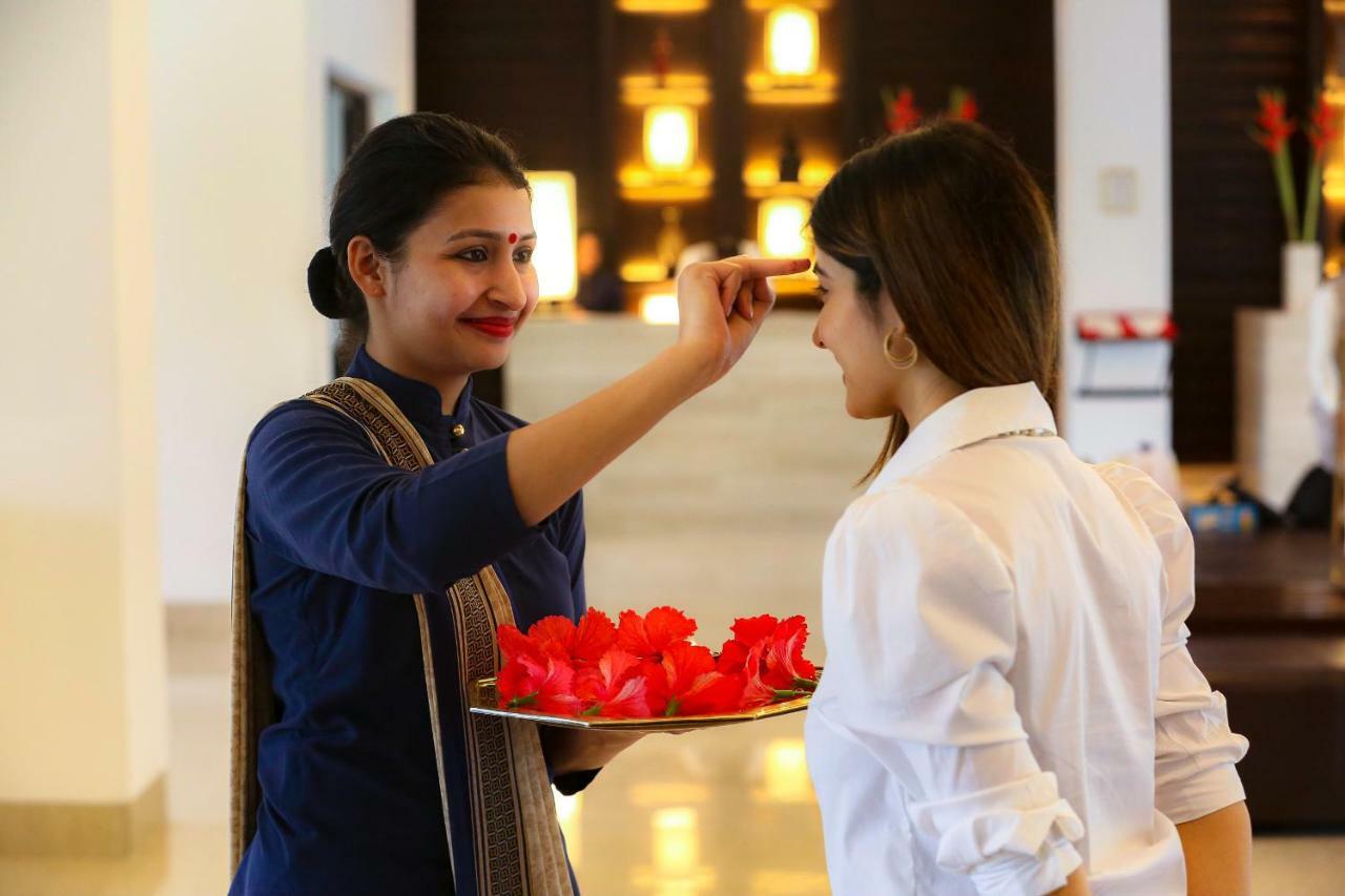 Trident Agra Hotel Agra  Exterior foto A hotel staff welcoming a guest
