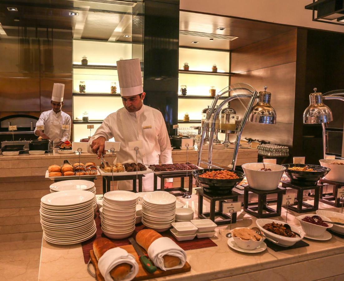 Trident Agra Hotel Agra  Exterior foto A buffet at a hotel