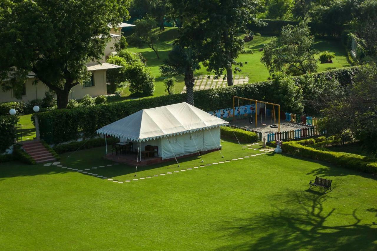 Trident Agra Hotel Agra  Exterior foto The lawns of the Taj Bengal