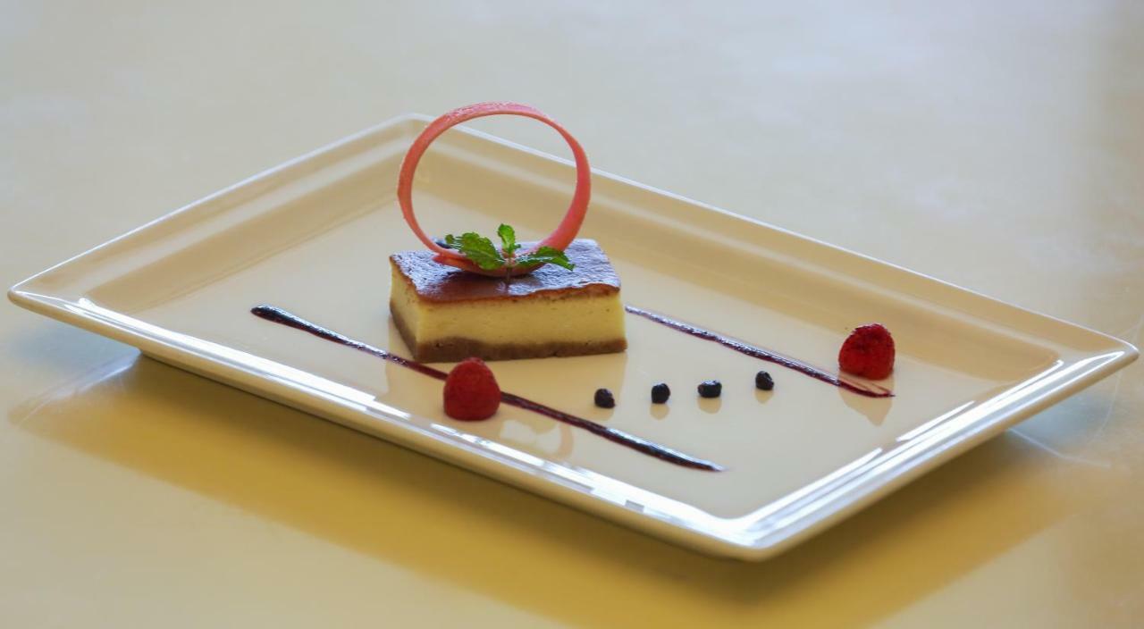 Trident Agra Hotel Agra  Exterior foto A cheesecake
