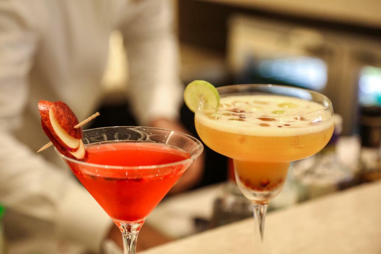 Trident Agra Hotel Agra  Exterior foto A cosmopolitan (left) and a margarita (right)