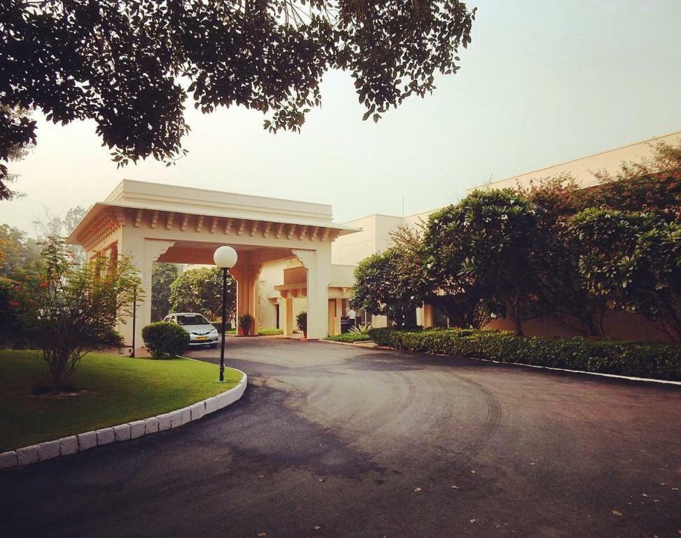 Trident Agra Hotel Agra  Exterior foto Entrance to the Taj Bengal