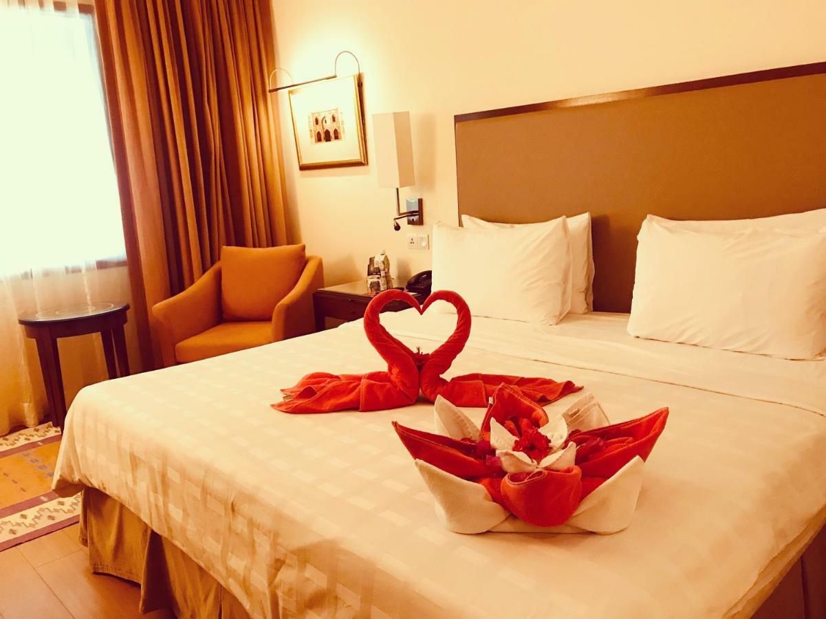 Trident Agra Hotel Agra  Exterior foto A bed with a heart-shaped towel