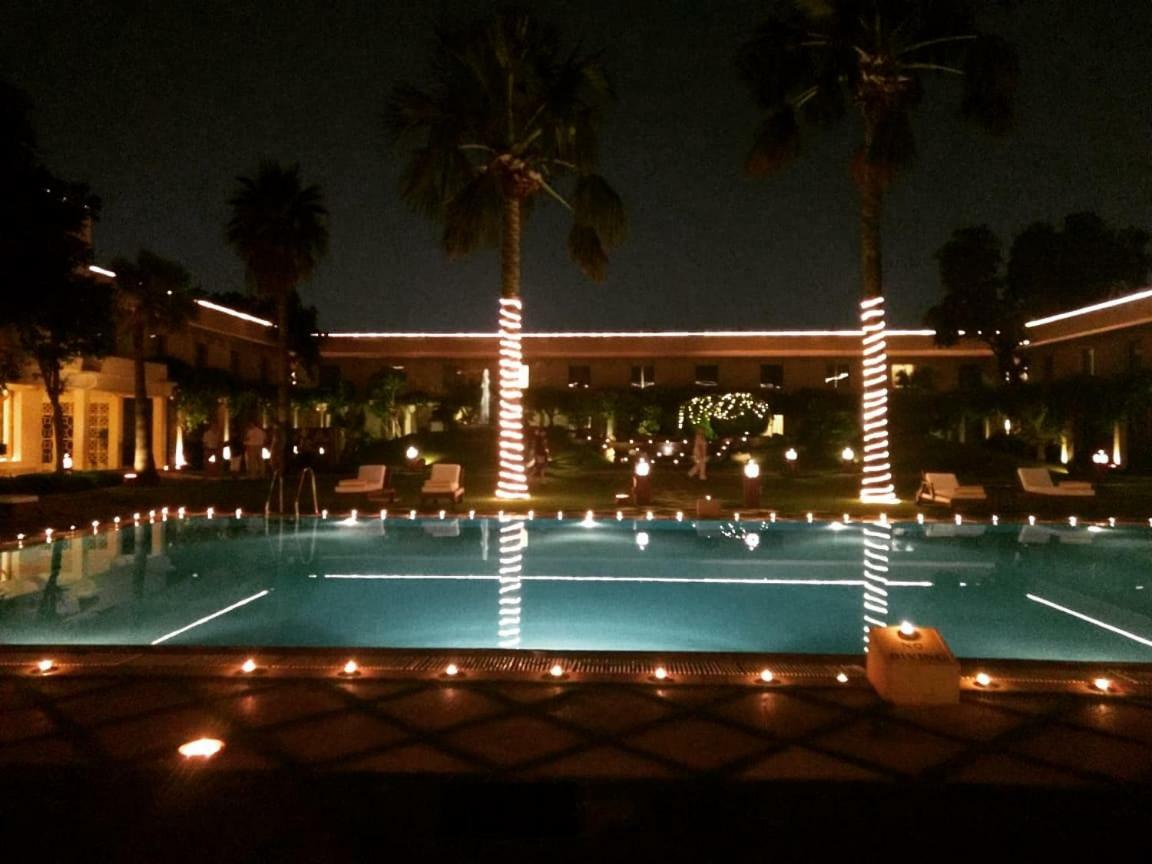 Trident Agra Hotel Agra  Exterior foto The pool at the Taj Mahal Palace