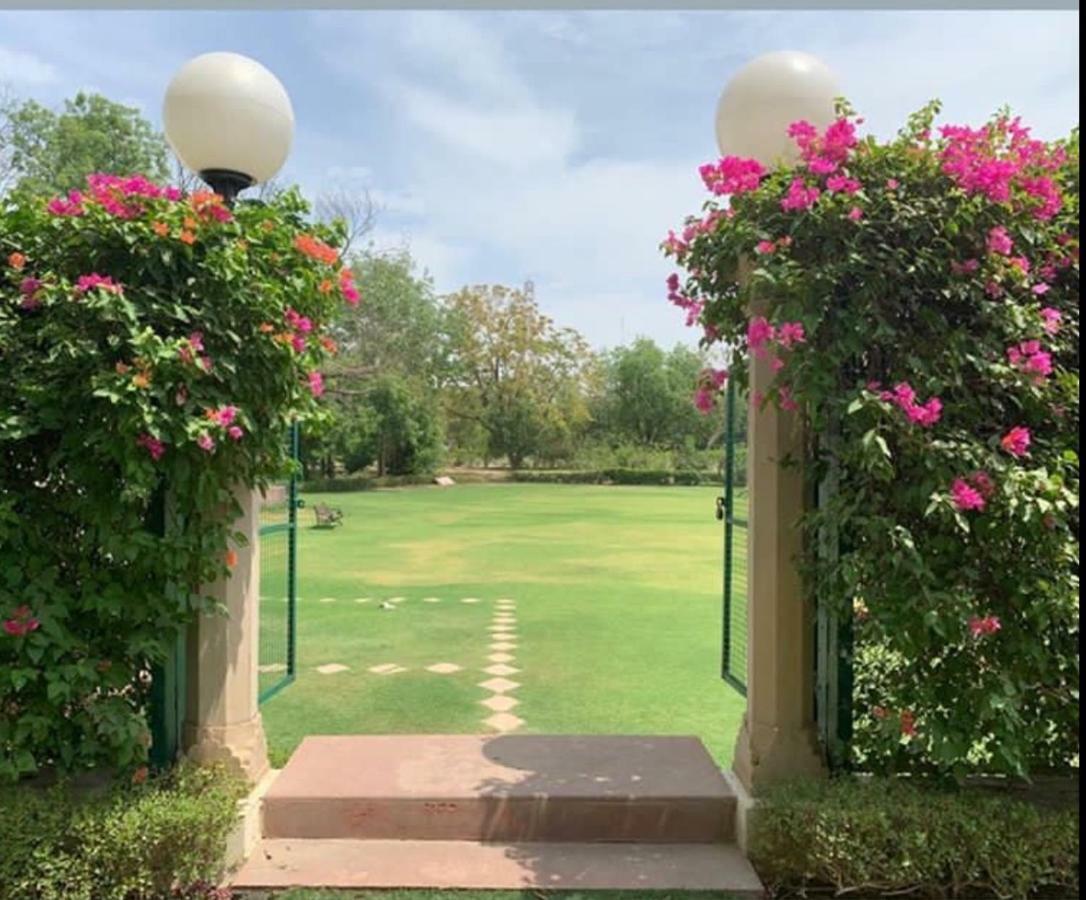 Trident Agra Hotel Agra  Exterior foto Entrance to the park