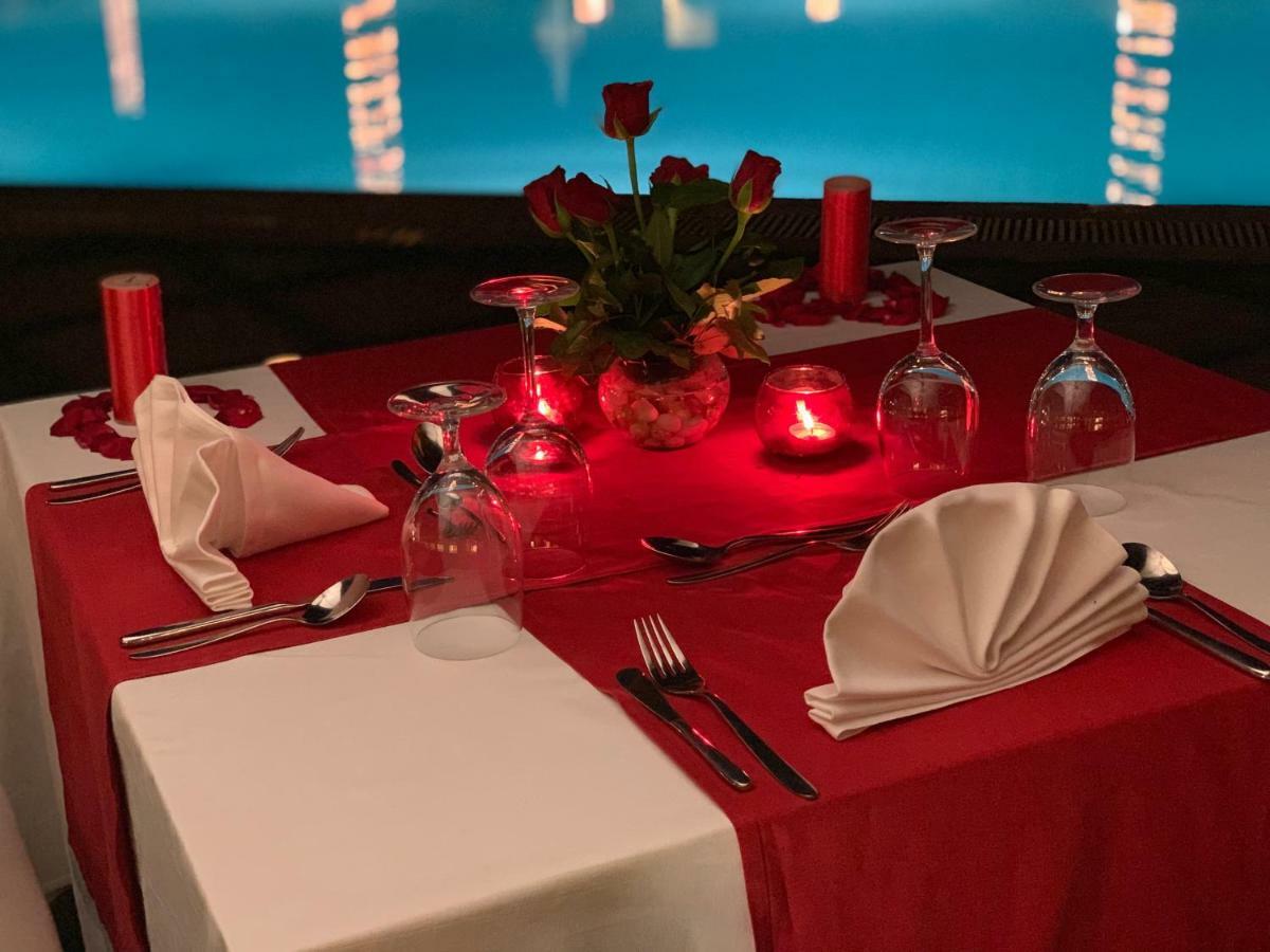 Trident Agra Hotel Agra  Exterior foto A table set for dinner