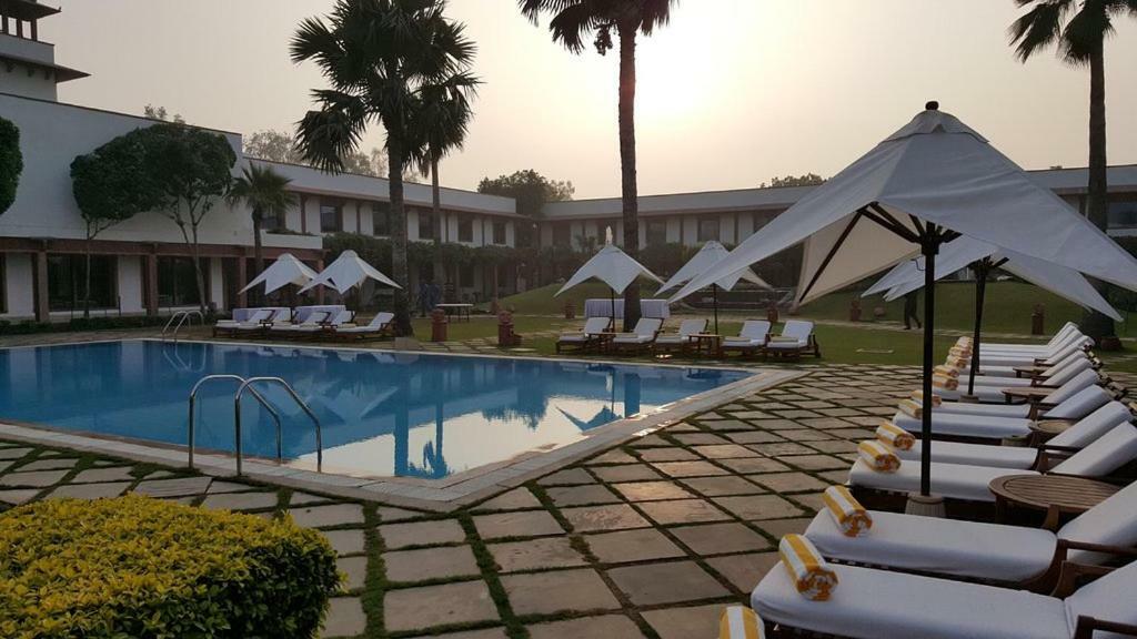 Trident Agra Hotel Agra  Exterior foto The pool at the Taj Bengal