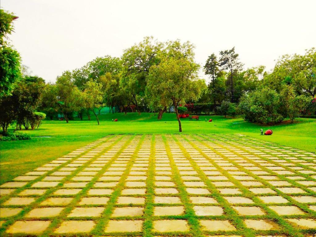 Trident Agra Hotel Agra  Exterior foto The park at the center of the campus