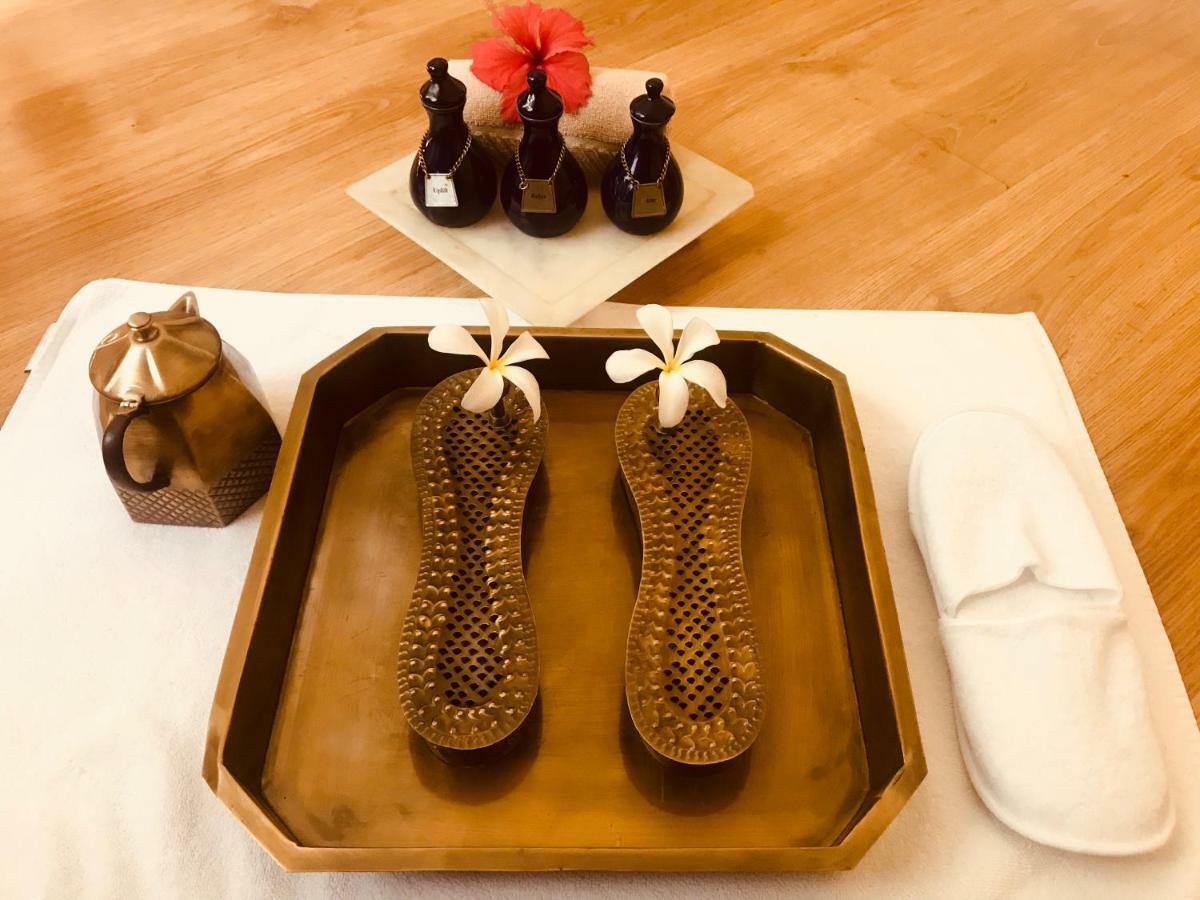 Trident Agra Hotel Agra  Exterior foto Thai foot massage