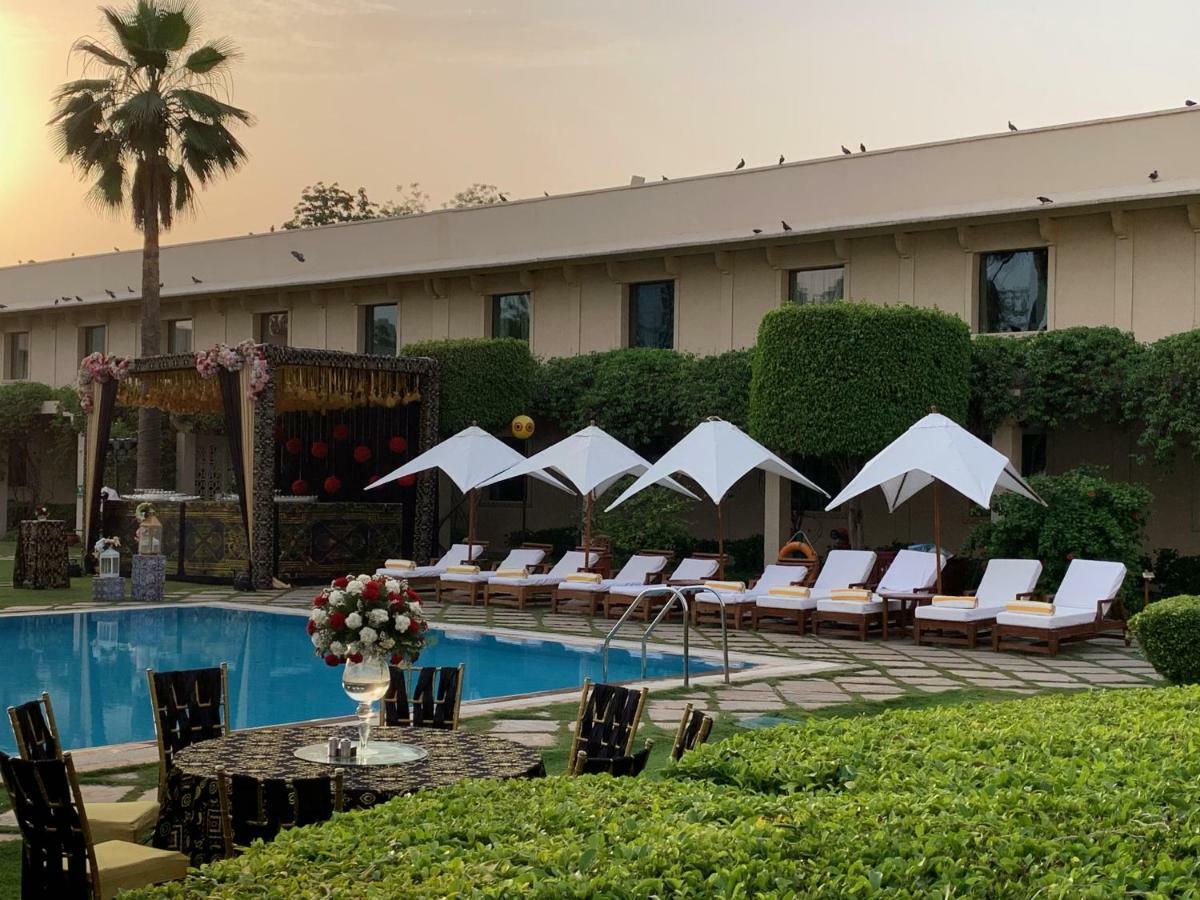 Trident Agra Hotel Agra  Exterior foto The pool at the hotel