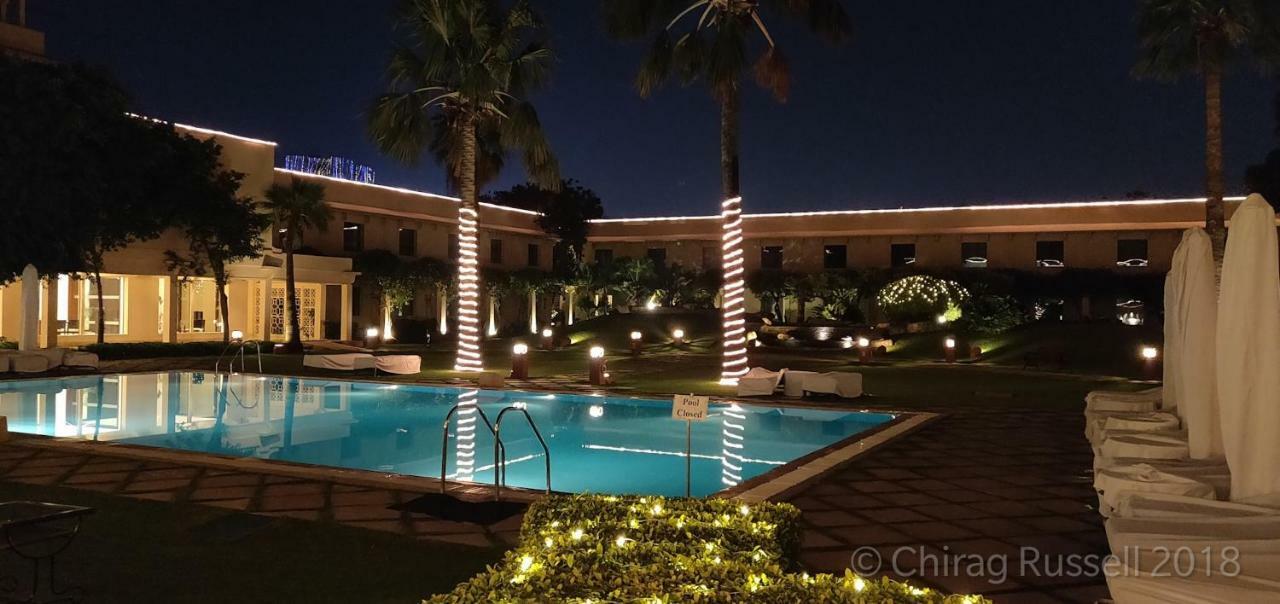 Trident Agra Hotel Agra  Exterior foto The pool at the Taj Mahal Palace