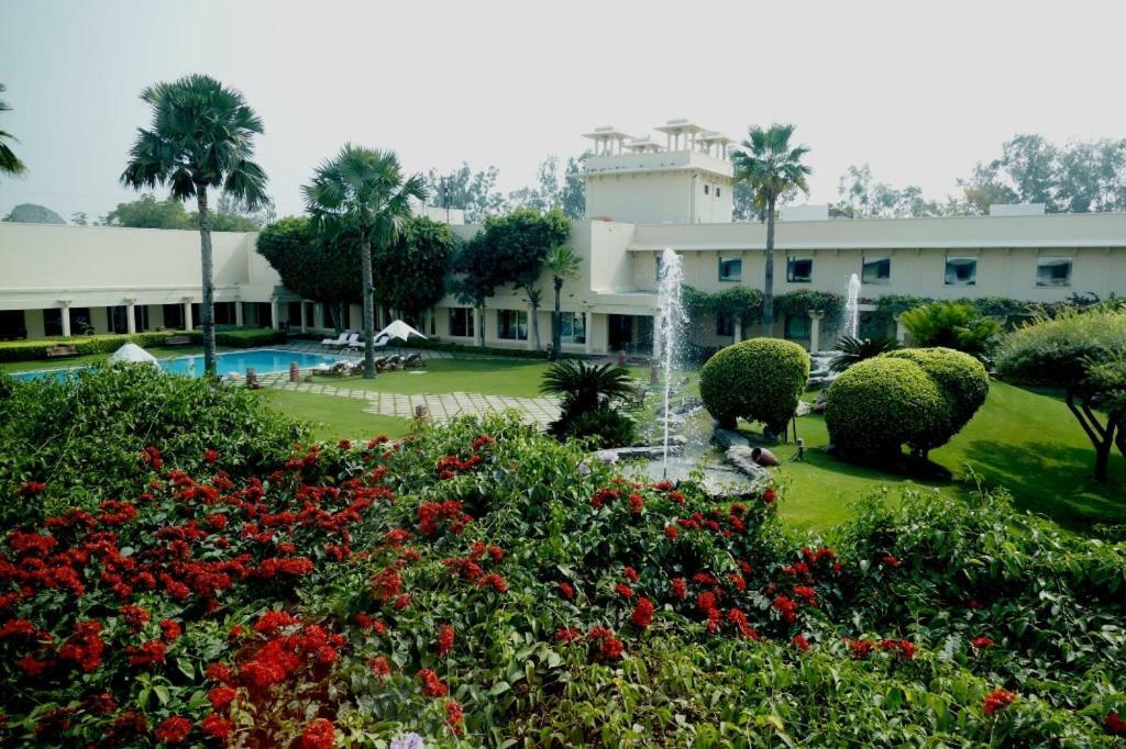 Trident Agra Hotel Agra  Exterior foto