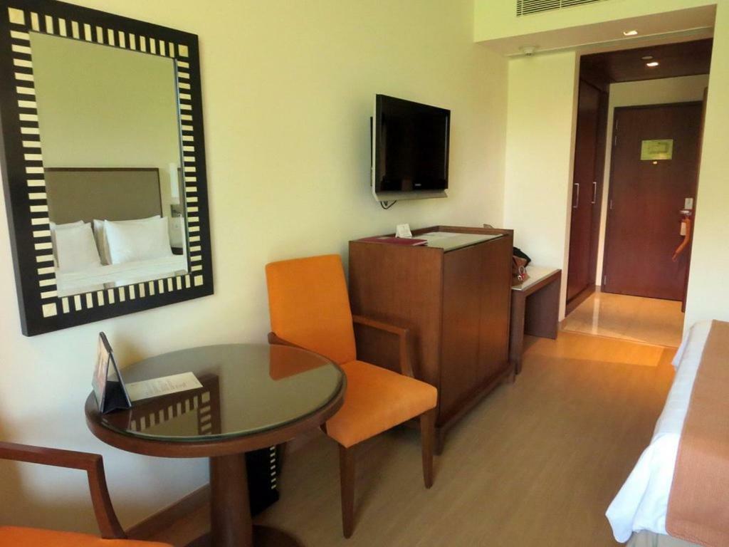 Trident Agra Hotel Agra  Exterior foto A room at the hotel