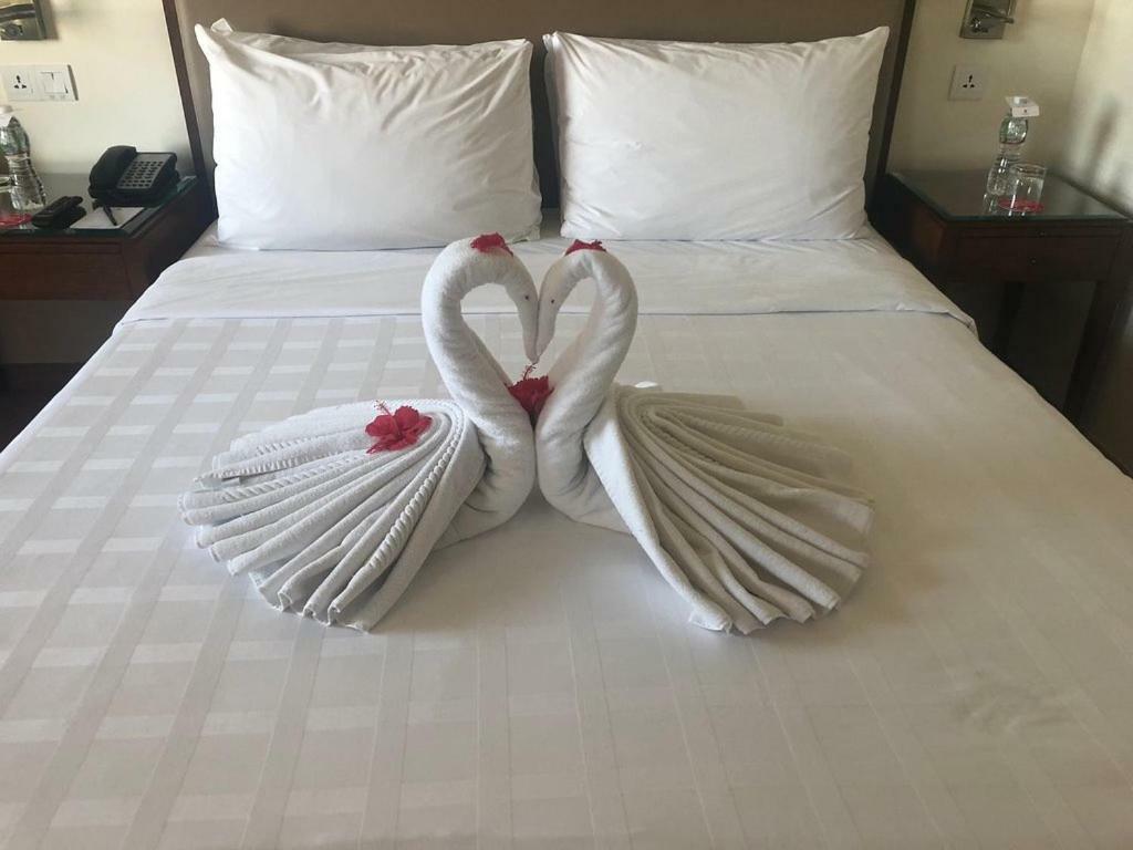 Trident Agra Hotel Agra  Exterior foto Towel swans on a bed